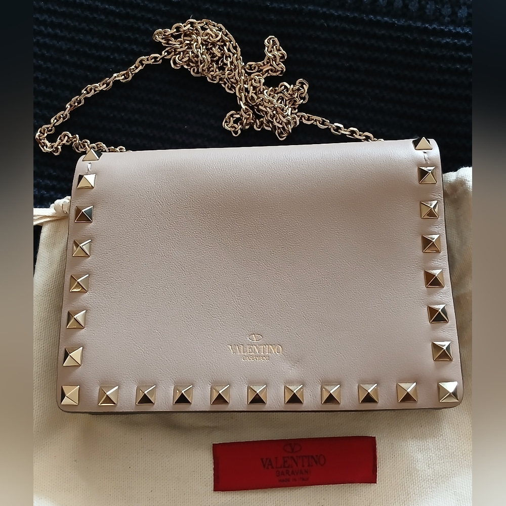 New- Valentino Garavani Rockstud Calfskin Chain Bag In Poudre - Picture 1 of 16